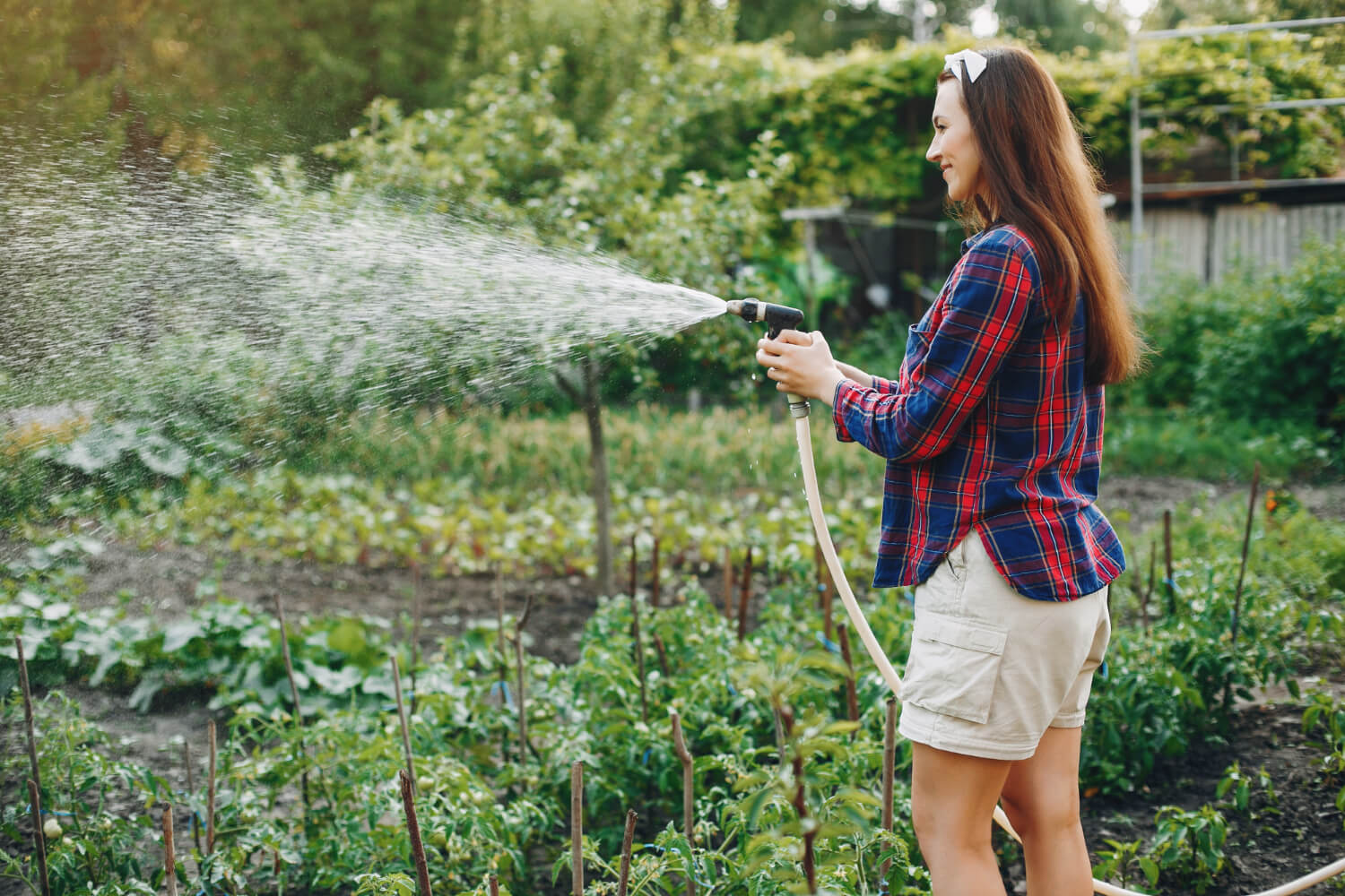 Préparez votre jardin pour l’été : 5 astuces de plombier pour un système d’arrosage économe