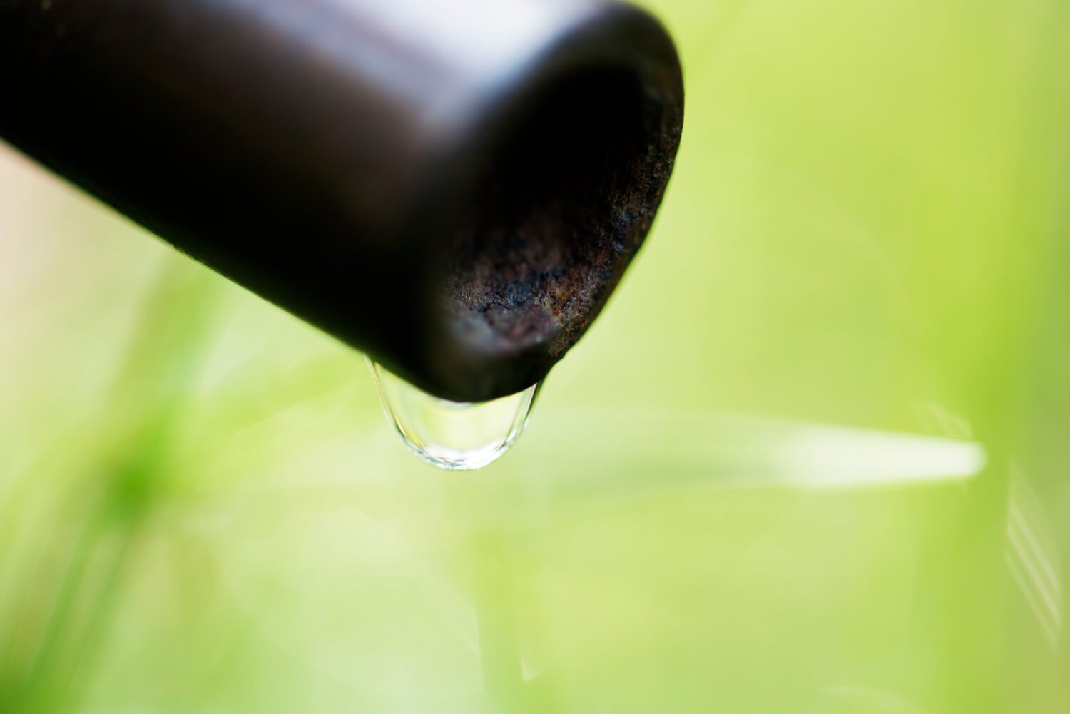 Fuites d’eau en été : pourquoi sont-elles plus fréquentes et comment les prévenir ?